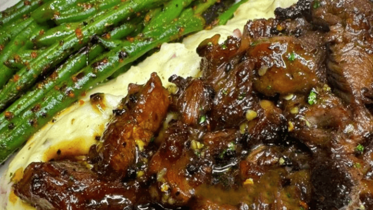 Garlic Steak Bites & Cheddar Mash with Green Beans