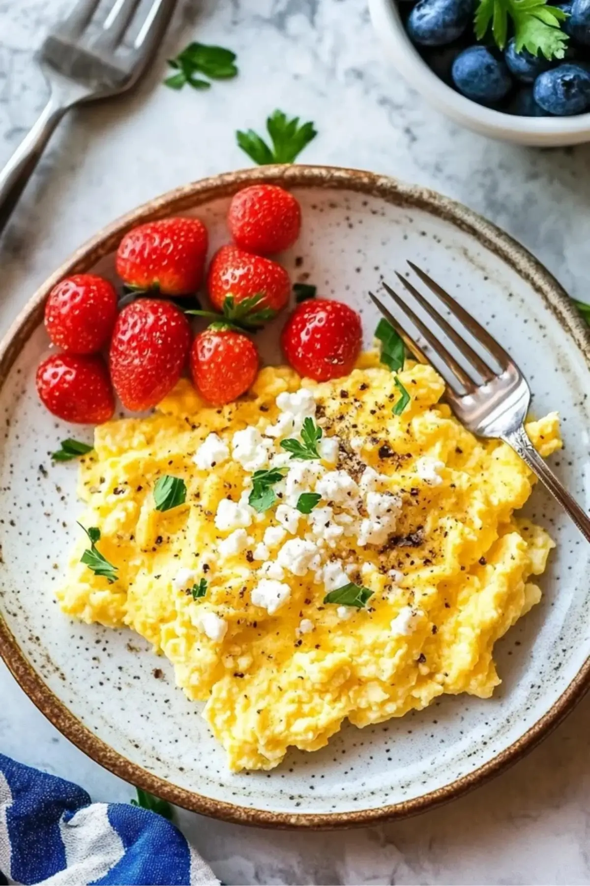 Fluffy High-Protein Scrambled Eggs with Cottage Cheese