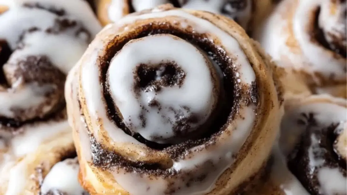 Cookies and Cream Cinnamon Rolls