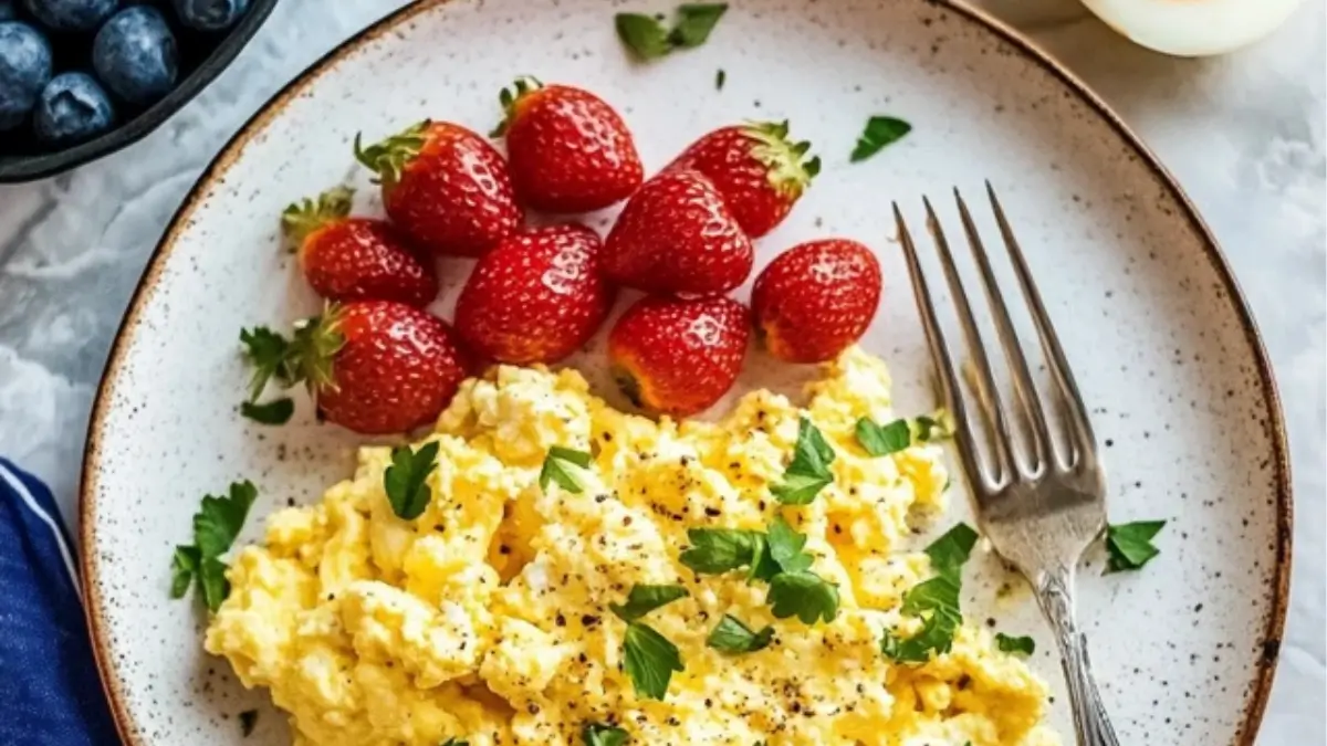 Fluffy High-Protein Scrambled Eggs with Cottage Cheese