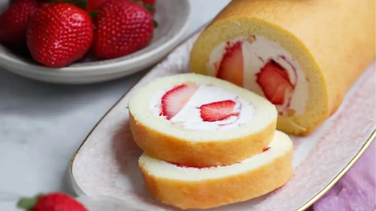 Fresh Strawberry Cream Cake Roll
