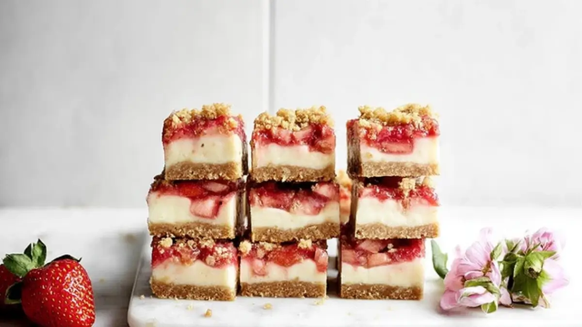 Strawberry Rhubarb Cheesecake Bars