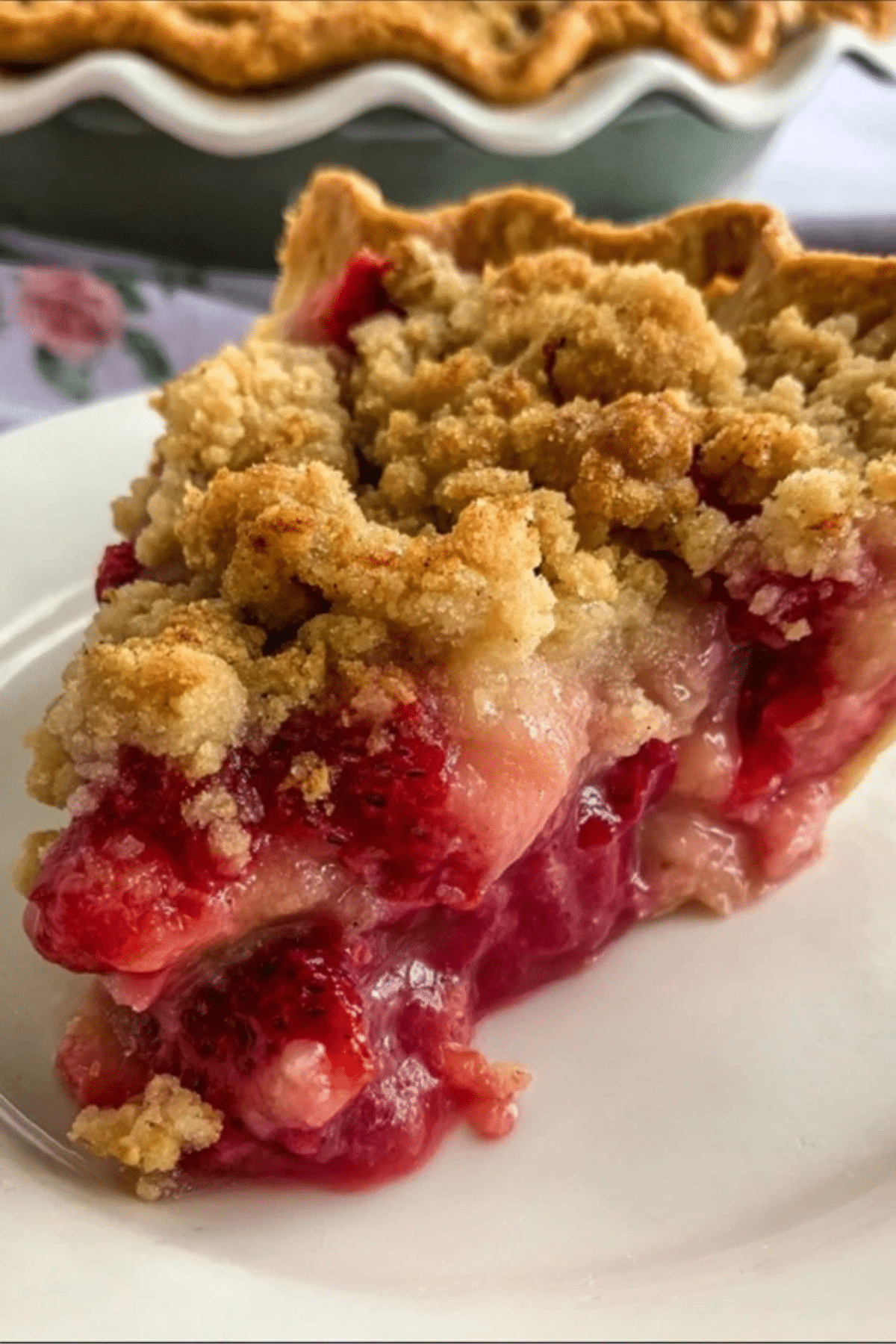 Strawberry Rhubarb Pie with Crumb Topping