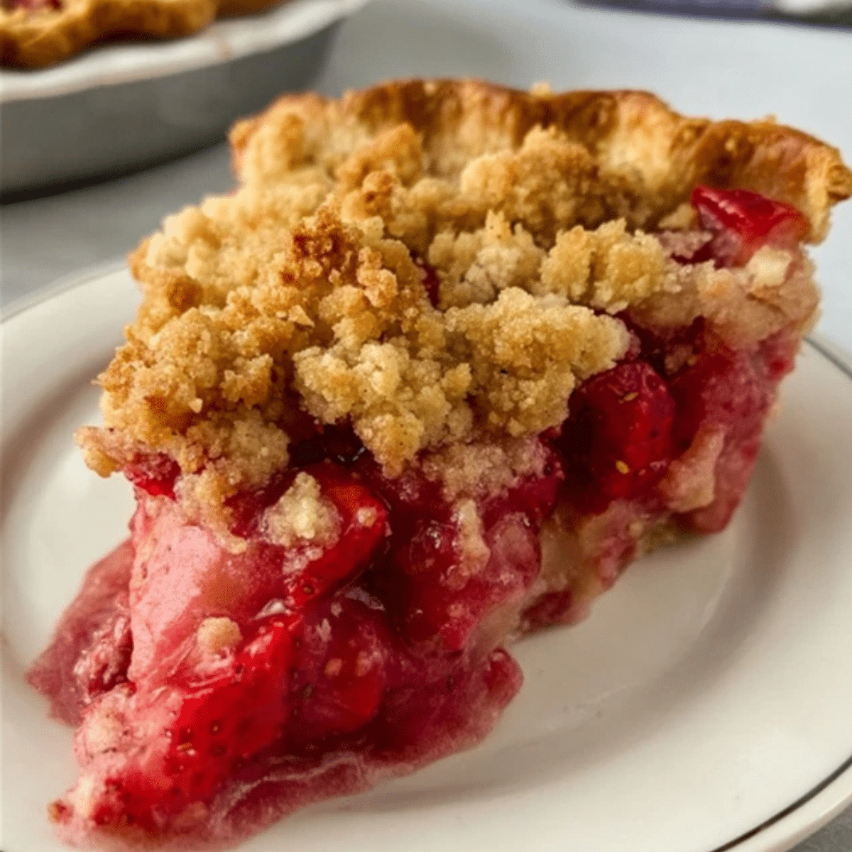 Strawberry Rhubarb Pie with Crumb Topping